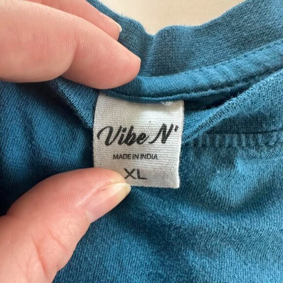 Vibe N' embroidered flower graphic tee- size xl - Picture 3 of 5